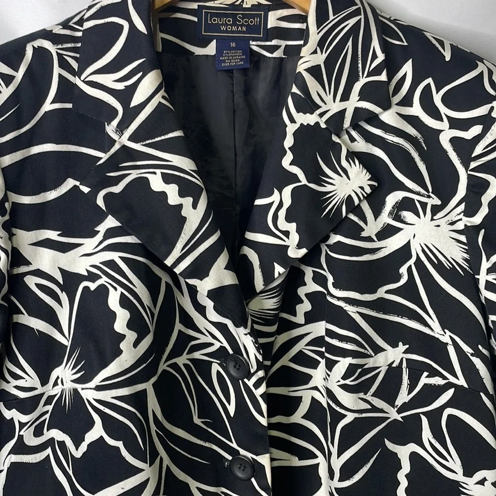 Laura Scott good preowned